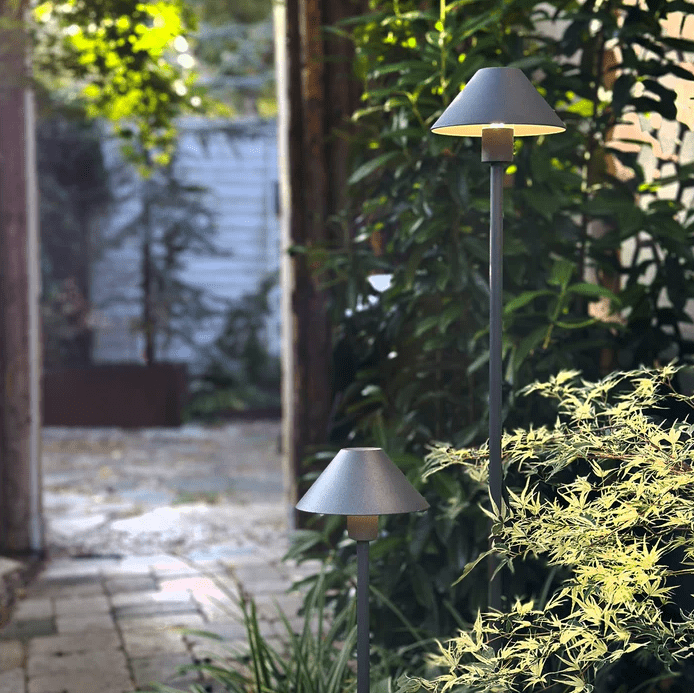 Apollo Flex Tumman harmaa valmistajalta Lightson - Apollo Flex &auml;r perfekt f&ouml;r dig som &auml;lskar skandinavisk design och letar efter en n&auml;ttare lampa till din kruka, rabatt eller g&aring;ng.