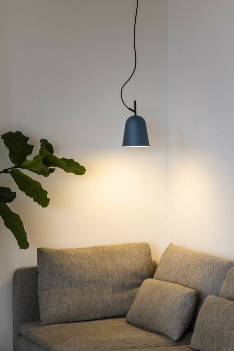 Studio Ø10 Sininen kattovalaisin valmistajalta Faro Barcelona - Studio sopii sek&auml; moderniin kotiin ett&auml; muotoilutietoisiin toimistoihin &ndash; t&auml;ydellinen valinta, kun haluat yhdist&auml;&auml; toiminnallisuuden ja estetiikan.