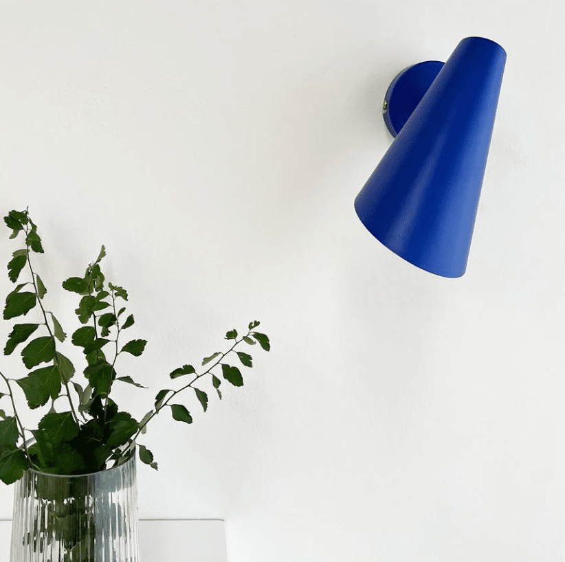 Cale 25cm Sininen lukulamppu valmistajalta Dyberg Larsen - Liikuteltava varjostin k&auml;&auml;nnet&auml;&auml;n tarpeen mukaan, ja se tarjoaa suunnattua valoa, joten valaisin sopii t&auml;ydellisesti y&ouml;p&ouml;yt&auml;valaisimeksi tai lukuvaloksi ikkunan viereen.