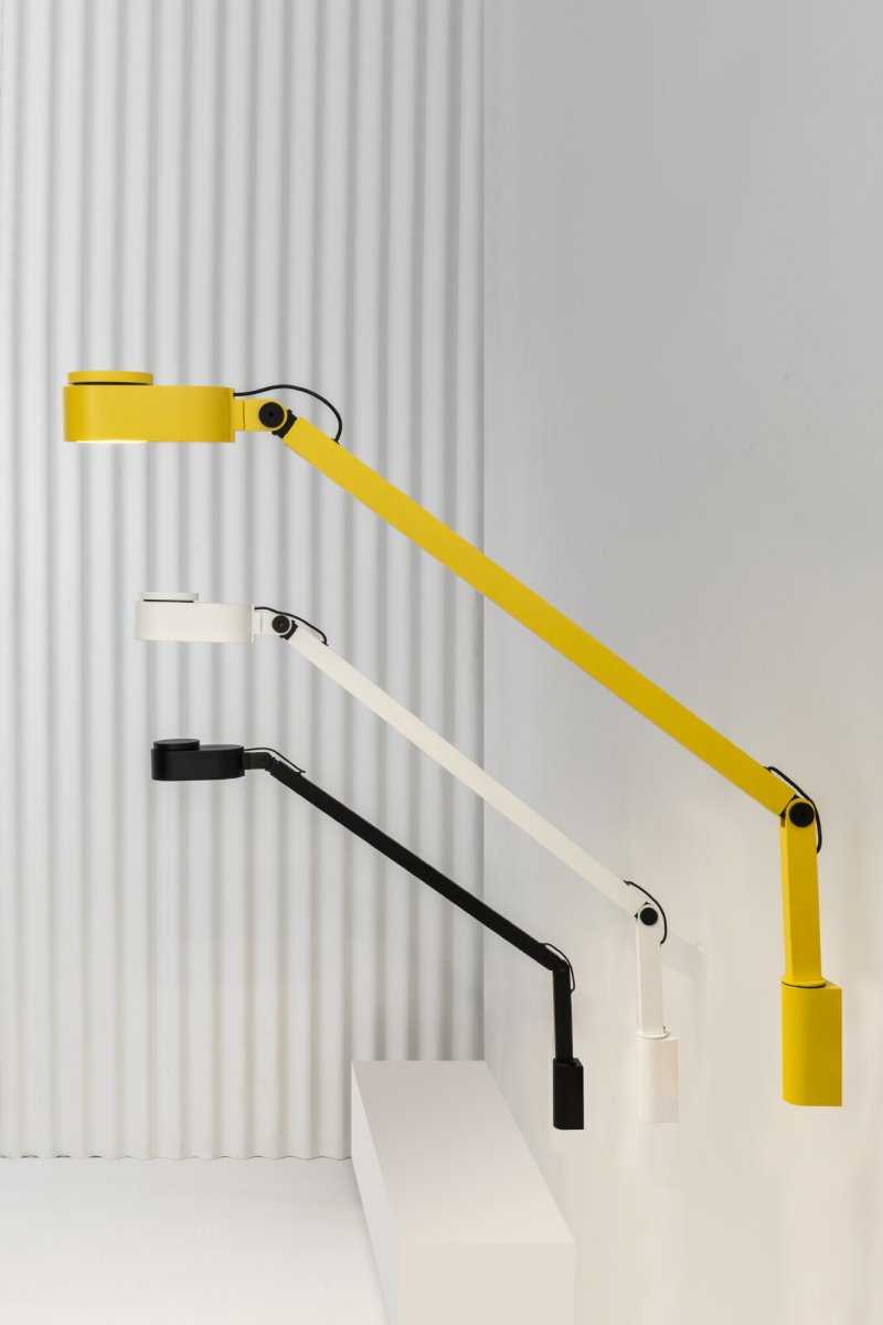 Inviting 86cm Valkoinen seinävalaisin valmistajalta Faro Barcelona - Inviting on valkoinen sein&auml;valaisin, jossa on s&auml;&auml;dett&auml;v&auml; varsi.