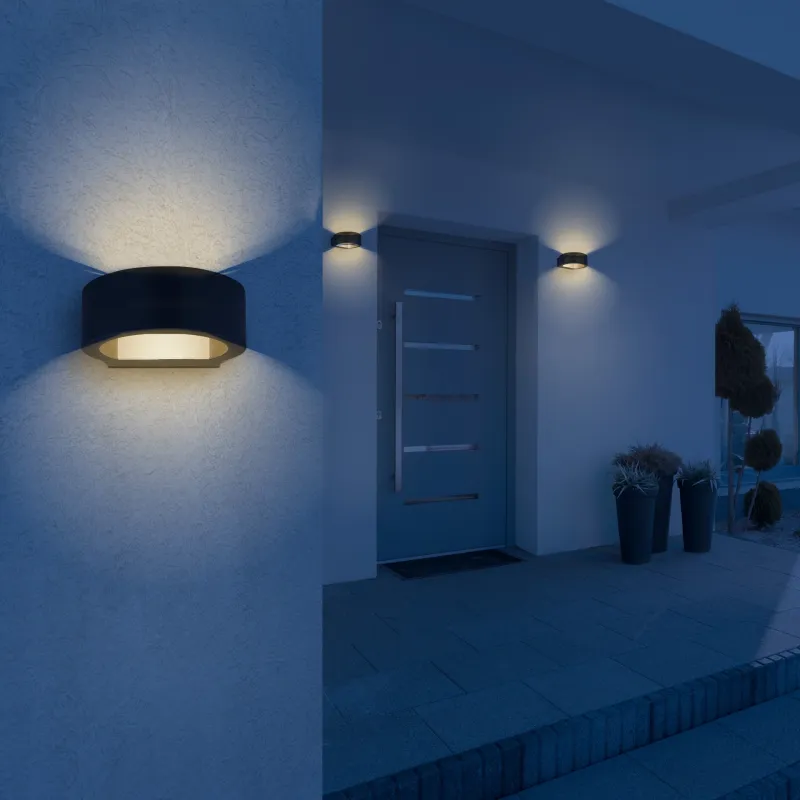 Slice Musta ulkovalo valmistajalta Globo Lighting - Med sin halvcirkelformade design i matt svart aluminium ger den ett elegant intryck samtidigt som den &auml;r v&auml;dert&aring;lig.