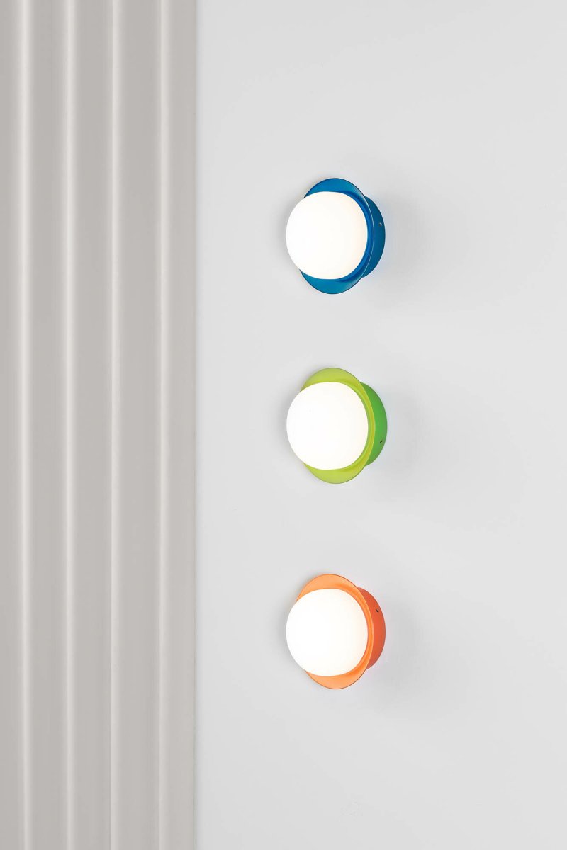 May Ø12 Sininen kylpyhuoneen valaisin valmistajalta Faro Barcelona - Se on valmistettu ter&auml;ksest&auml; ja siin&auml; on lasinen diffuusori, joka tarjoaa pehme&auml;n ja tasaisen valon.