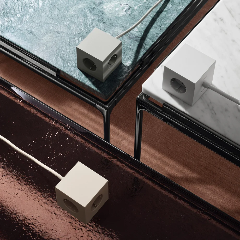 Square 1 with 30W Dual USBC & Magnetic base, 3m Harmaa valmistajalta Avolt - Avoltin tyylikk&auml;&auml;sti muotoiltu jatkojohto, jossa on pitk&auml; PVC-johto, kierr&auml;tysmuovista valmistettu kuutio ja pohjassa magneettilevy sein&auml;lle ripustamista varten.