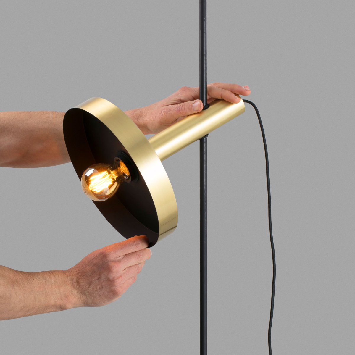Whizz Kulta lattiavalaisin valmistajalta Faro Barcelona - Whizz on Christoph Friedrich Wagnerin suunnittelema ainutlaatuinen lattiavalaisin, joka yhdist&auml;&auml; modernit materiaalivalinnat ajattomaan muotoon.