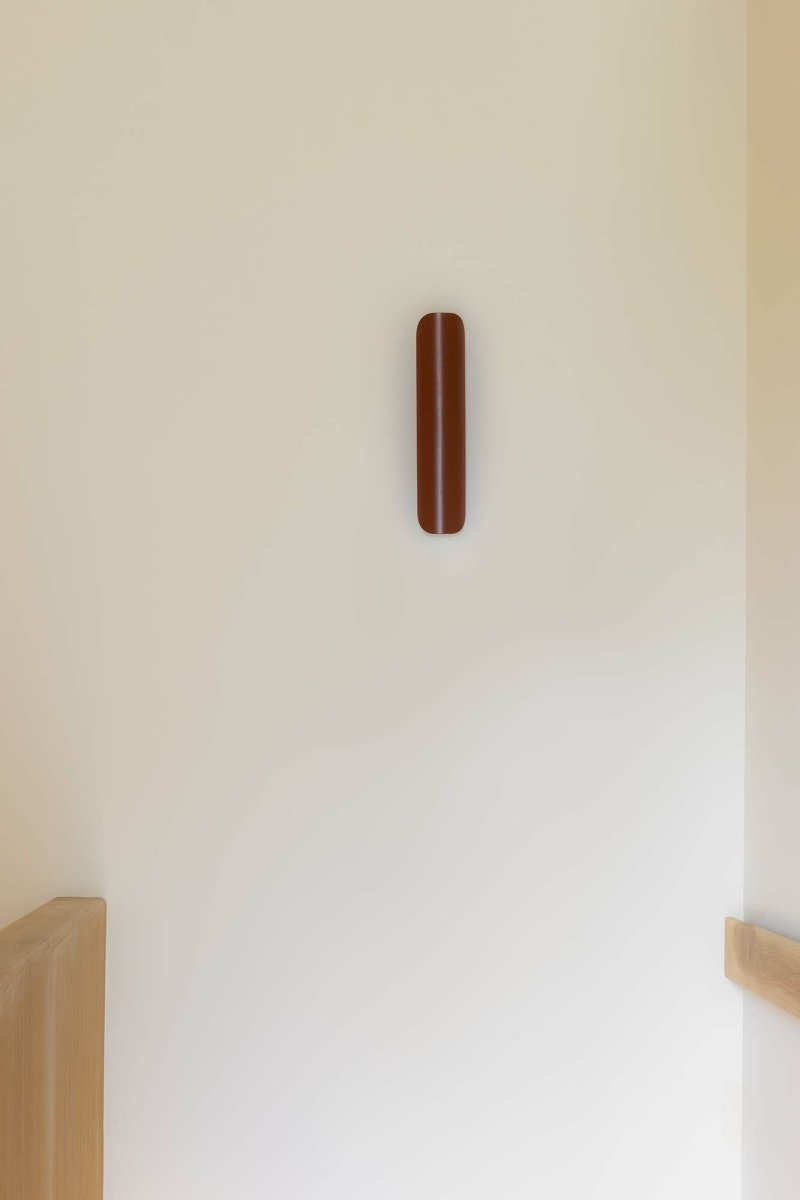 Novo 50cm Terrakotta seinävalaisin valmistajalta Faro Barcelona - Valaisin on valmistettu metallista ja se voidaan asentaa sek&auml; pystysuoraan ett&auml; vaakasuoraan, joten se sopii joustavasti erilaisiin huoneisiin ja tarpeisiin.