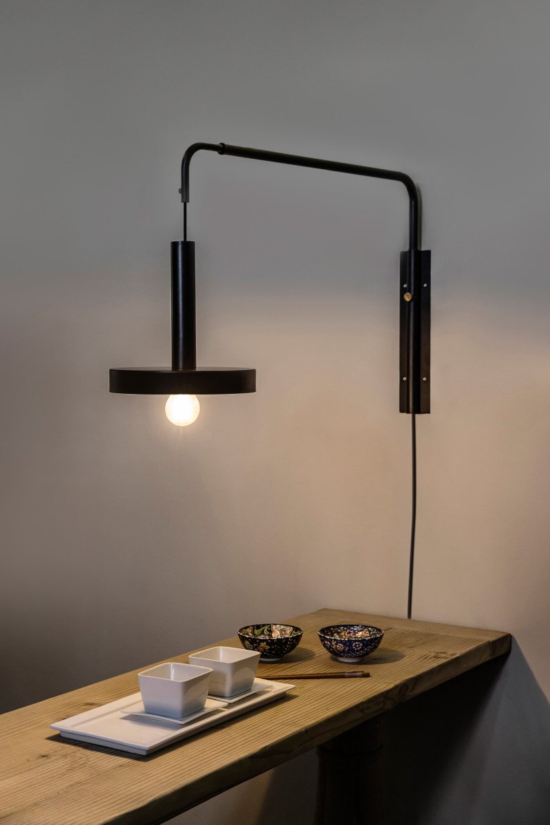 Whizz 70cm Musta seinävalaisin valmistajalta Faro Barcelona - Whizz on erinomainen valinta valaistusprojekteihin, joissa sek&auml; toiminnallisuudella ett&auml; muodolla on paikkansa - kotona, toimistossa tai hotelliymp&auml;rist&ouml;ss&auml;.