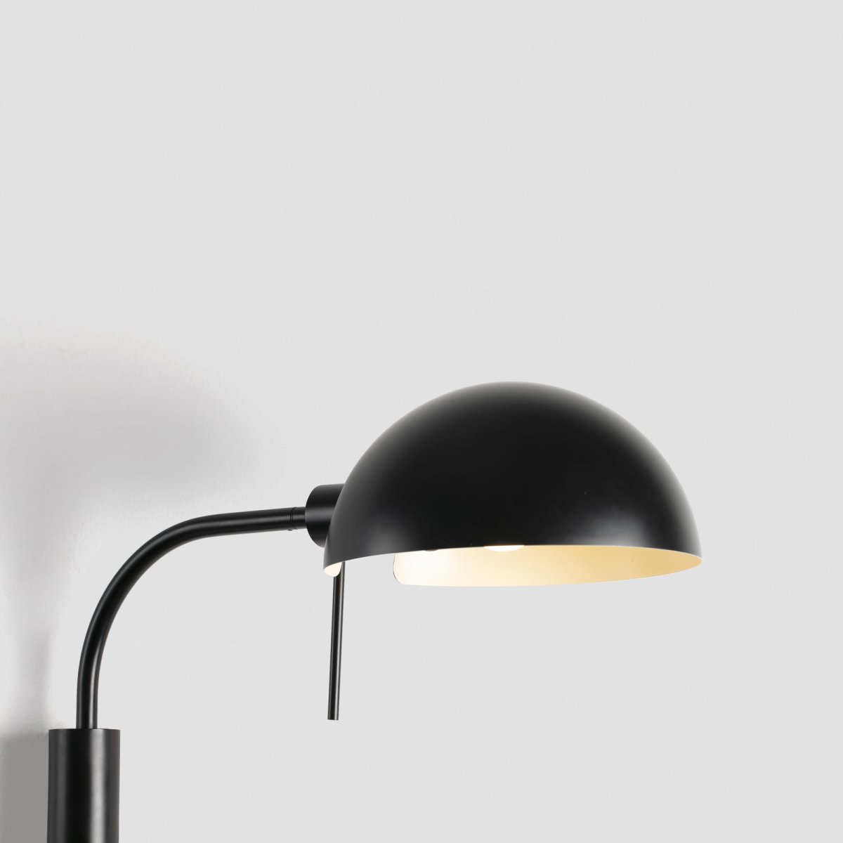 Dominica 50cm Musta seinävalaisin valmistajalta Faro Barcelona - Dominica on musta sein&auml;valaisin, joka yhdist&auml;&auml; puhtaat, geometriset muodot ja tunnusomaisen teollisen tyylin.