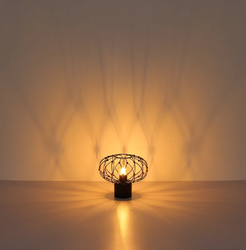 Greys 25cm Musta pöytävalaisin valmistajalta Globo Lighting - Den runda metallsk&auml;rmen i mattsvart med dekorativa guldf&auml;rgade detaljer ger lampan ett sofistikerat uttryck och blir ett stilfullt inslag i hemmet.