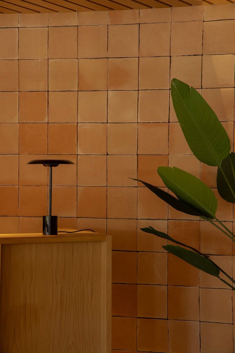 Hoshi 40cm Musta pöytävalaisin valmistajalta Faro Barcelona - Hoshi on design-valaisin, jossa on kapea siluetti, vakaa jalusta ja integroitu LED (12W, 2700K), joka tarjoaa l&auml;mmint&auml; ja miellytt&auml;v&auml;&auml; valoa.