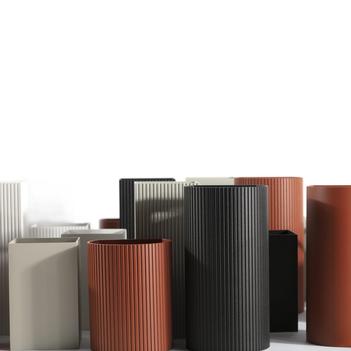 Lune 15cm Terrakotta uurrettu seinävalaisin valmistajalta Faro Barcelona - Lune on neli&ouml;nmuotoinen sein&auml;valaisin, jossa on uurrettu terrakottapinta, ja se sopii t&auml;ydellisesti k&auml;yt&auml;ville ja k&auml;yt&auml;ville.