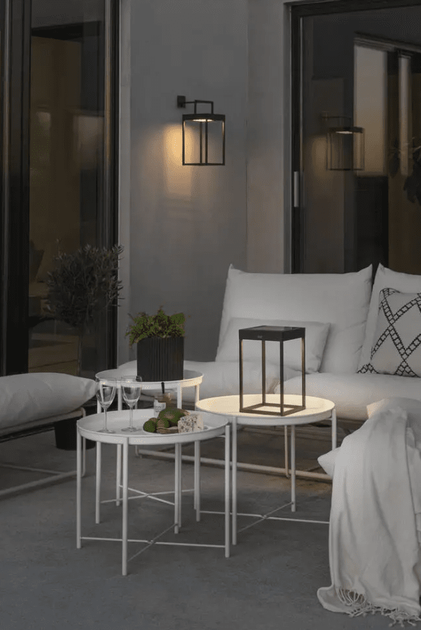 Portofino 30cm Musta aurinkokennolamppu valmistajalta Konstsmide - Portofino on moderni ladattava lyhty, jossa on minimalistinen muotoilu ulkokäyttöön.