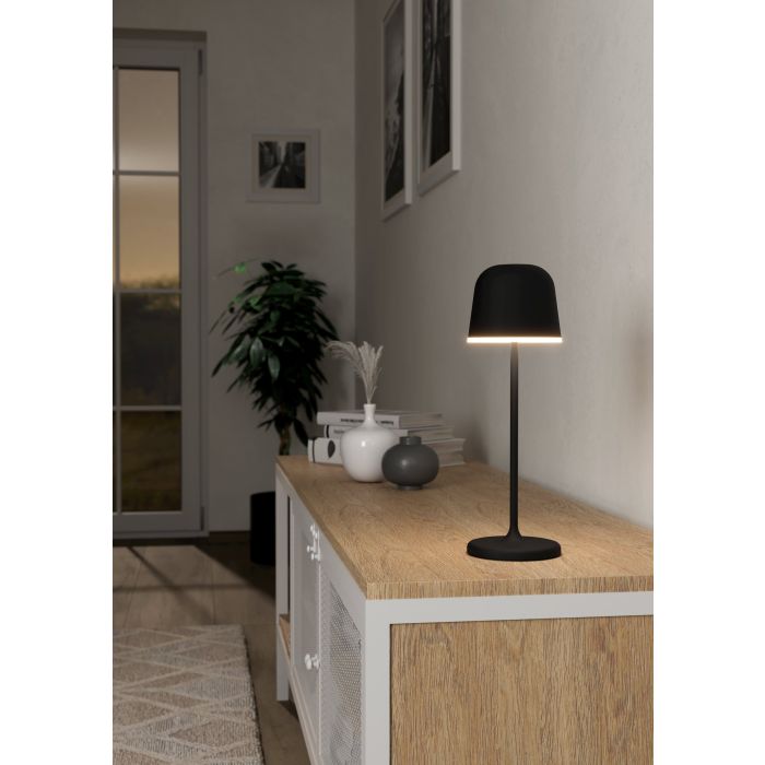 Mannera 34cm Musta Siirrettävä valmistajalta Eglo - Se on helppo ladata mukana tulevalla USB-kaapelilla, joten se on helppo ottaa mukaan minne tahansa - riippumatta siitä, oletko terassilla, puutarhassa tai piknikillä.