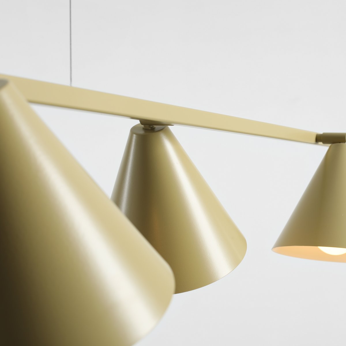 Form 120cm Pistaasi kattovalaisin valmistajalta Artera - Form on moderni metallinen riippuvalaisin, jolla on tyylikäs ja leikkisä muotoilu.