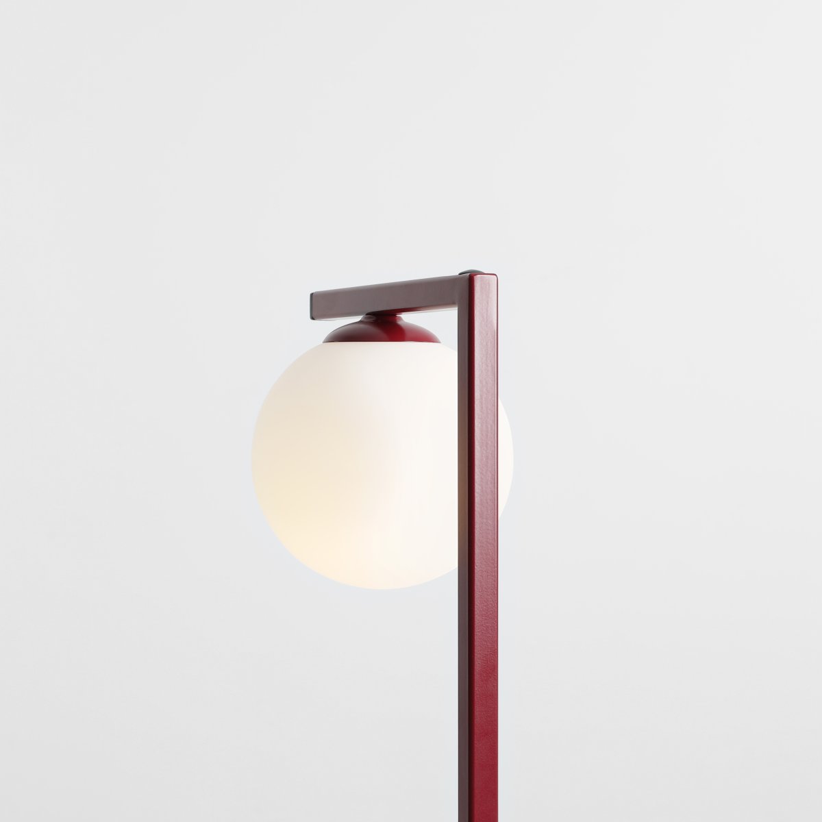 Zac 50cm Burgundia pöytävalaisin valmistajalta Artera - Zac-pöytävalaisimessa viininpunaista metallia ja valkoista lasia on moderni ja minimalistinen muotoilu, jossa yhdistyy eleganssi ja toiminnallisuus.