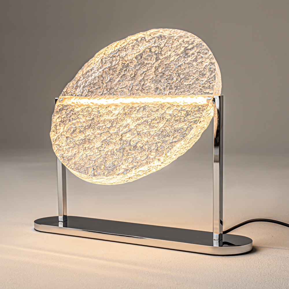 Mangata 30cm Läpinäkyvä pöytävalaisin valmistajalta Maytoni - Varjostin on my&ouml;s k&auml;&auml;nnett&auml;v&auml;, joten valon suuntaa on helppo s&auml;&auml;t&auml;&auml; tarpeen mukaan.