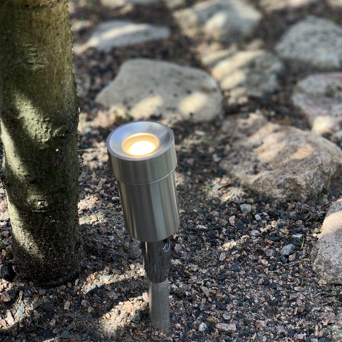 Optica Hopea valmistajalta Lightson - Optica on melko pieni lamppu, joka sopii pienempiin puihin ja pensaisiin tai kun haluat valaista yksittäisiä kohteita, kuten; kuten taideteos tai vesipeili.