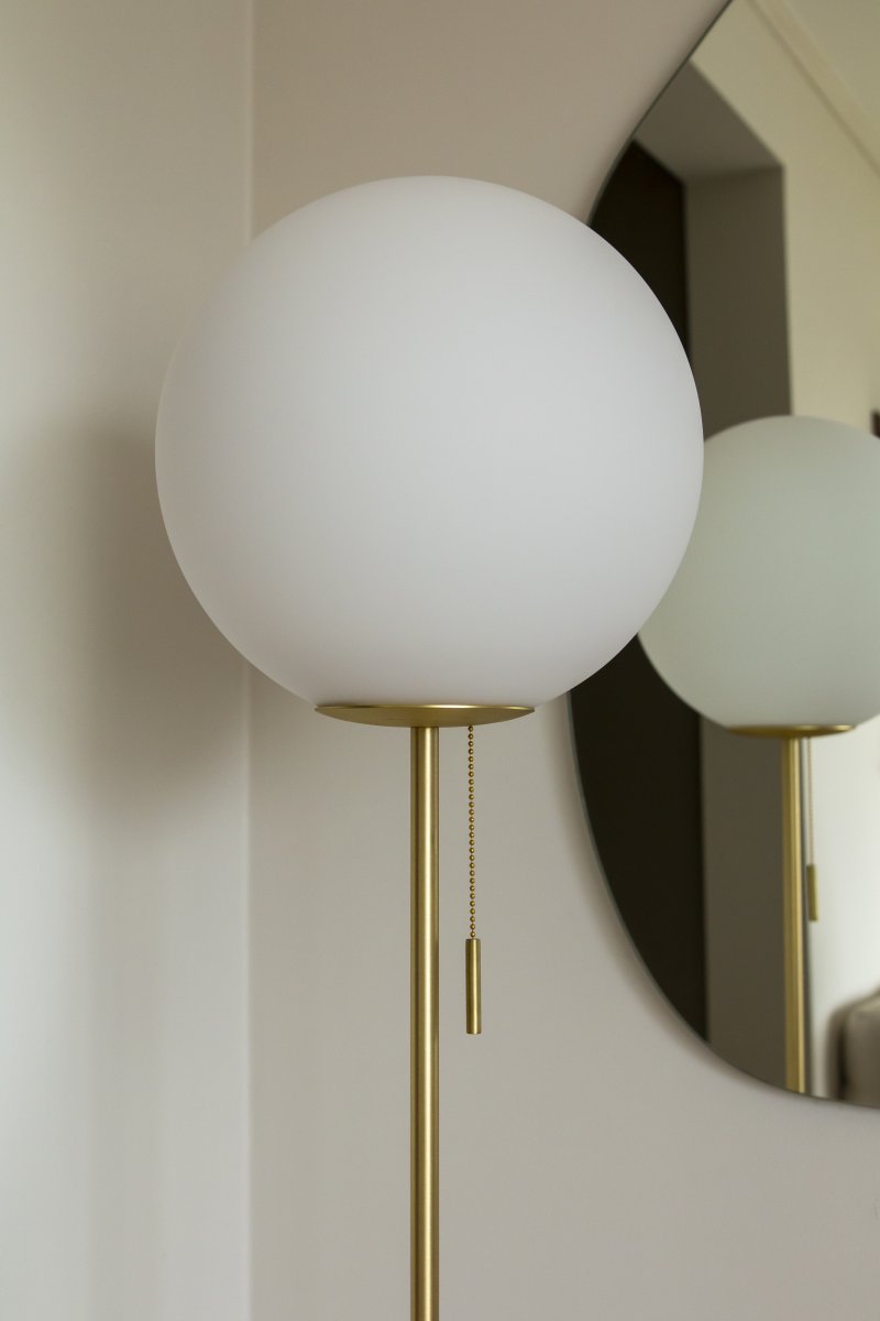 Torrano Beige travertiini lattiavalaisin valmistajalta Globen Lighting - Lampun jalassa voi olla värivaihteluita, koska se on valmistettu kivestä, joka on luonnonmateriaali, ja jokainen lamppu on ainutlaatuinen.