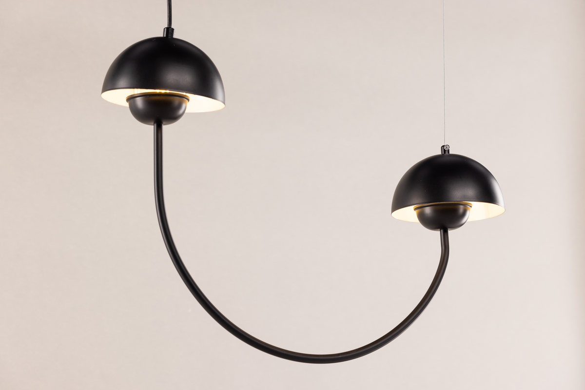 Lyckorna 55cm Musta kattovalaisin valmistajalta Venture Design - T&auml;m&auml; valaisin on t&auml;ydellinen niille, jotka etsiv&auml;t koristeellista mutta samalla tyylik&auml;st&auml; valaisinta, jolla on pehme&auml; muotoilu ja joka sopii useimpiin huoneisiin ja sisustustyyleihin.