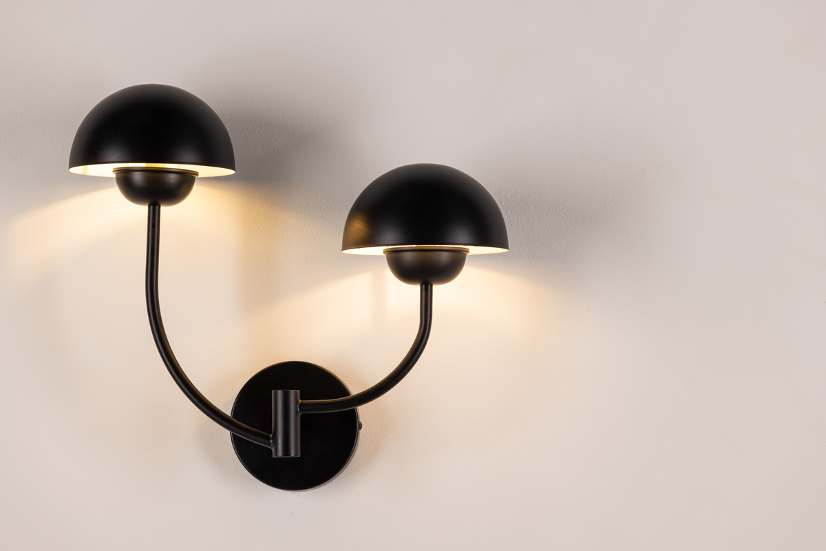 Lyckorna 35cm Musta seinävalaisin valmistajalta Venture Design - Sein&auml;valaisin Happiness koostuu kahdesta; pienemm&auml;t lamput, jotka on liitetty yhteen mustalla rautaisella alustalla.