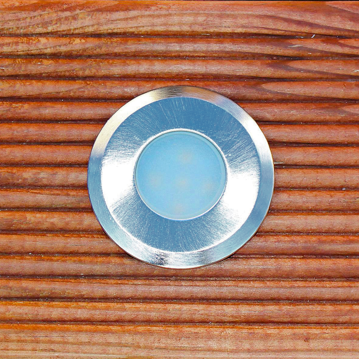 Terra Hopea valmistajalta Lightson - Terra &auml; on valmistettu täysin valetusta kiillotetusta alumiinista ja siinä on himmeä lasi, joka antaa lämpimälle valkoiselle valolle miellyttävän hehkun.