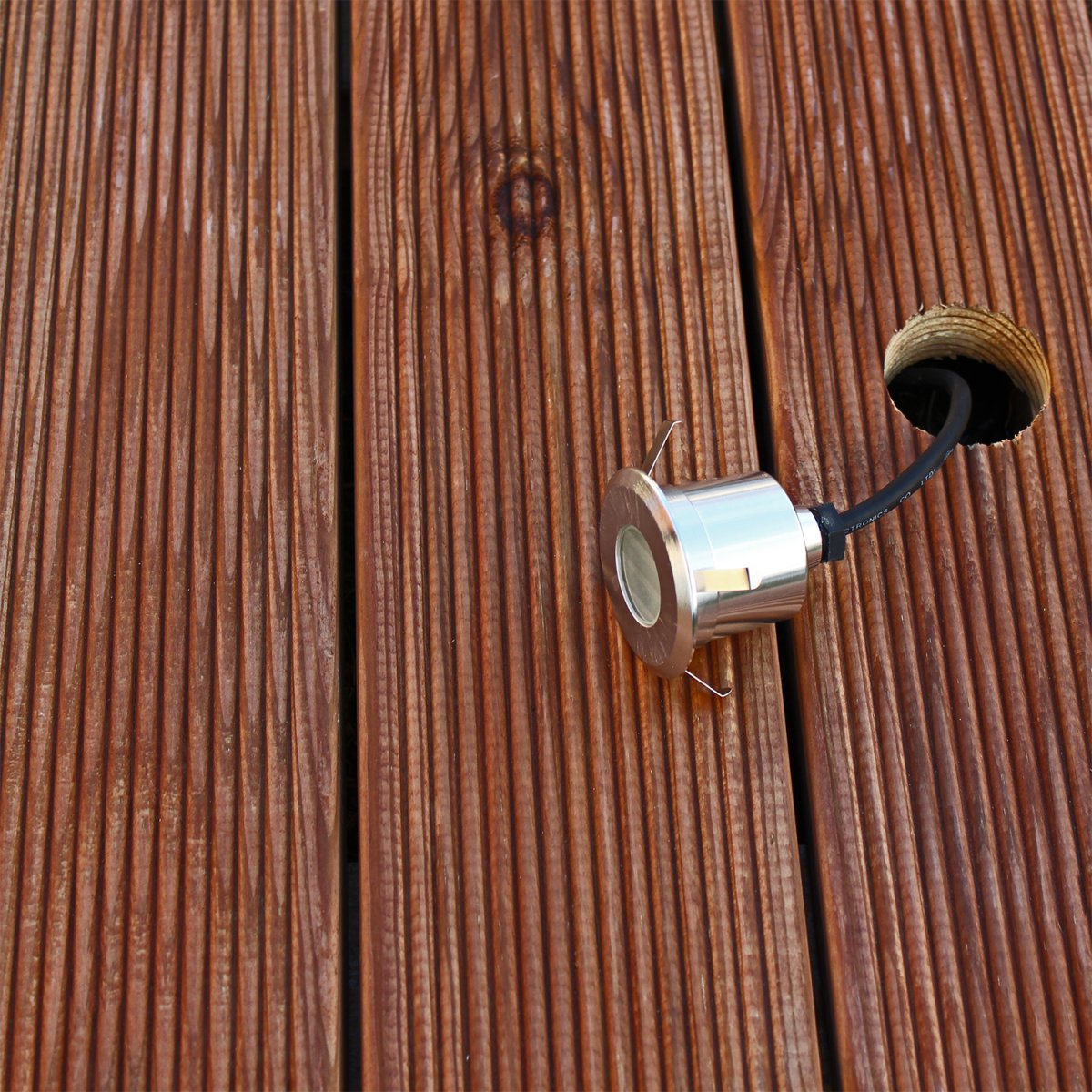 Terra Hopea valmistajalta Lightson - Terra &auml; on valmistettu täysin valetusta kiillotetusta alumiinista ja siinä on himmeä lasi, joka antaa lämpimälle valkoiselle valolle miellyttävän hehkun.