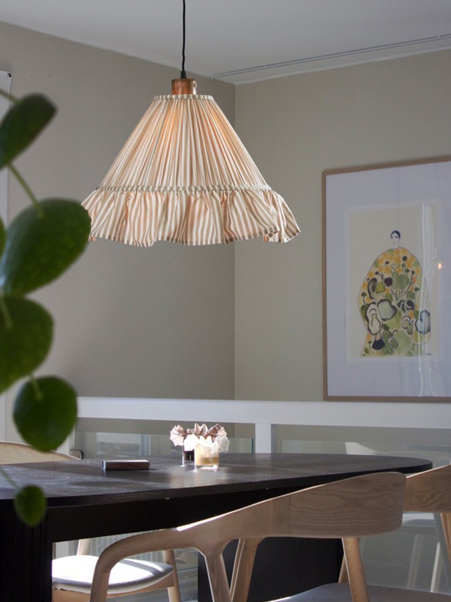 Estrid Ø40 Beige kattovalaisin valmistajalta PR Home - Estrid on ihastuttava kattovalaisin, jossa on pehme&auml; ja koristeellinen muotoilu.