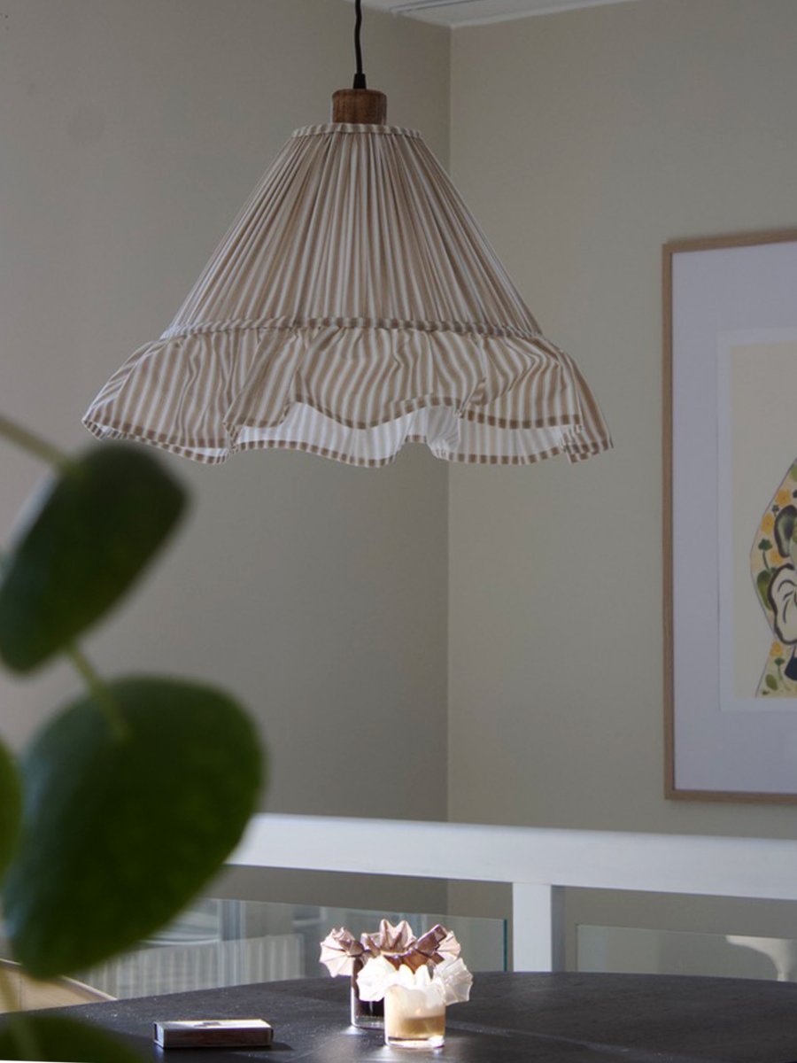 Estrid Ø40 Beige kattovalaisin valmistajalta PR Home - Estrid on ihastuttava kattovalaisin, jossa on pehme&auml; ja koristeellinen muotoilu.