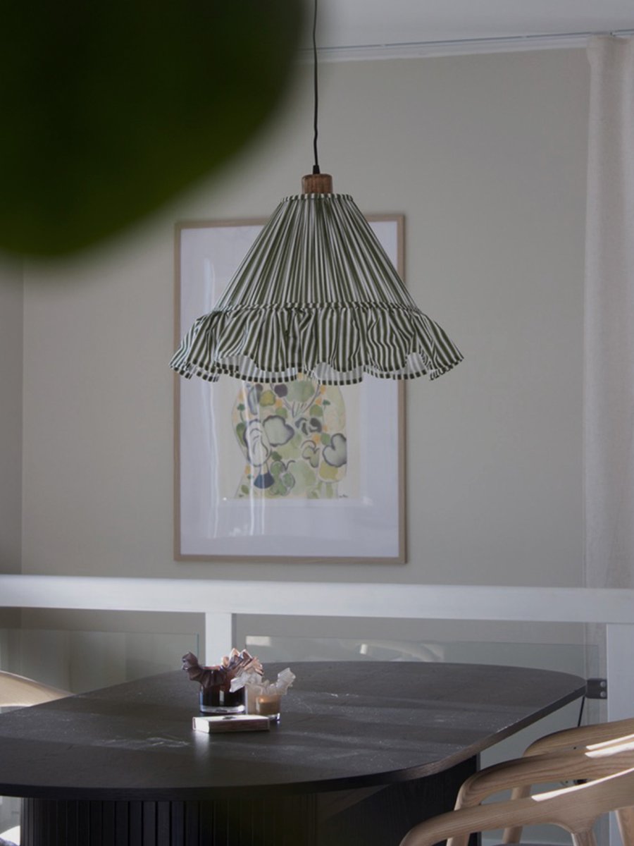 Estrid Ø40 Vihreä kattovalaisin valmistajalta PR Home - Estrid on ihastuttava kattovalaisin, jossa on pehmeä ja koristeellinen muotoilu.