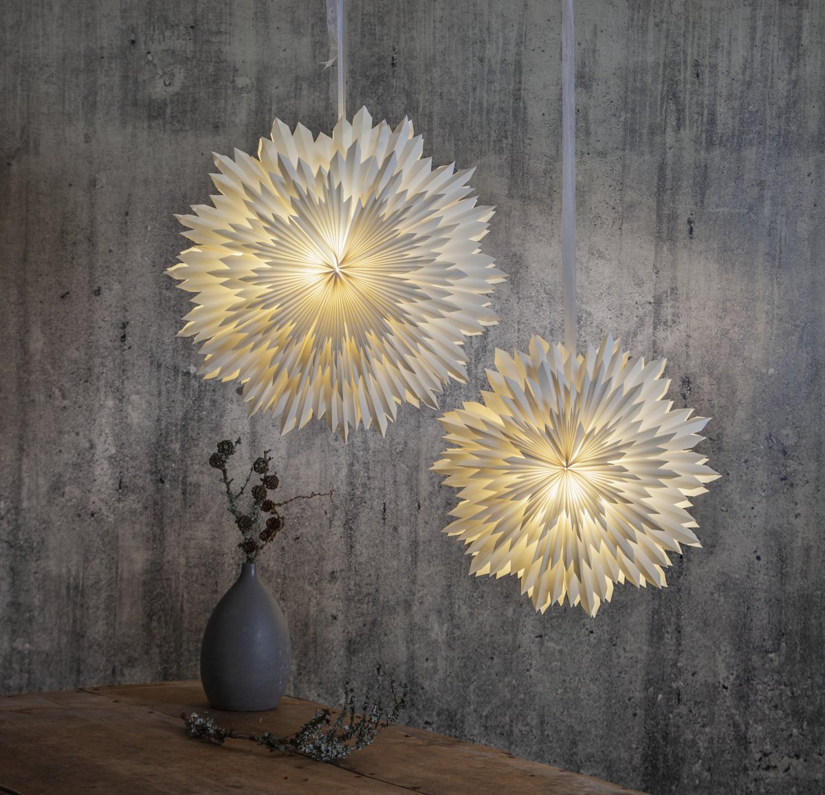 Ice Ø70 Valkoinen valmistajalta Star Trading - Upea valkoinen paperit&auml;hti, joka on valmistettu kolmesta taitetusta paperikerroksesta.