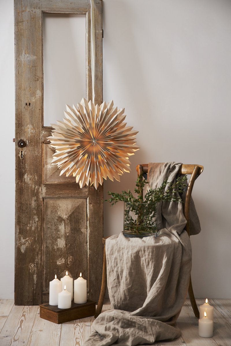 Ice Ø50 Beige valmistajalta Star Trading - Upea beige paperit&auml;hti, joka on valmistettu kolmesta kerroksesta taitettua paperia.