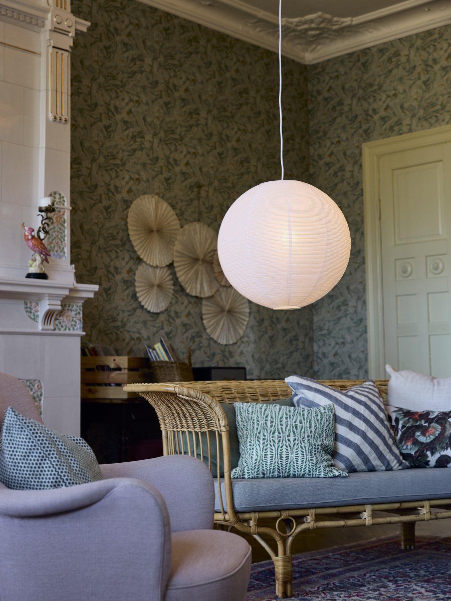 Haru Varjostinta Ei Sis. Ripustinta Ø50 Valkoinen kattovalaisin valmistajalta PR Home - Muotoonsa venytetty metallilaajentimen avulla, johon on kiinnitetty my&ouml;s lampun johto.