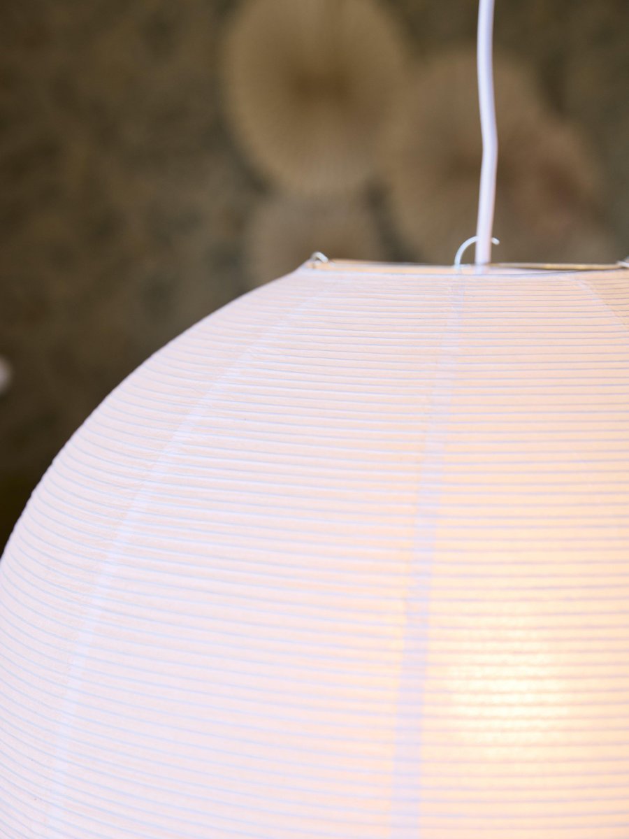 Haru Varjostinta Ei Sis. Ripustinta Ø50 Valkoinen kattovalaisin valmistajalta PR Home - Muotoonsa venytetty metallilaajentimen avulla, johon on kiinnitetty my&ouml;s lampun johto.