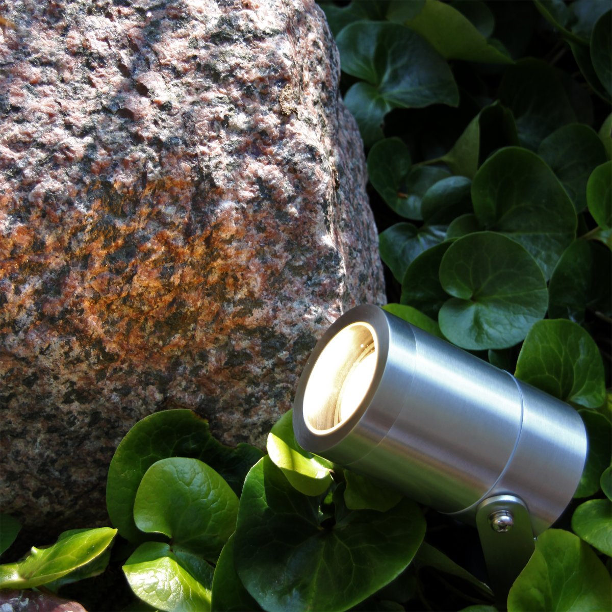 Luna Hopea valmistajalta Lightson - Monipuolinen maasto, jossa on riitt&auml;v&auml; valonjako ja joka sopii pienille ja keskikokoisille puille ja pensaille.