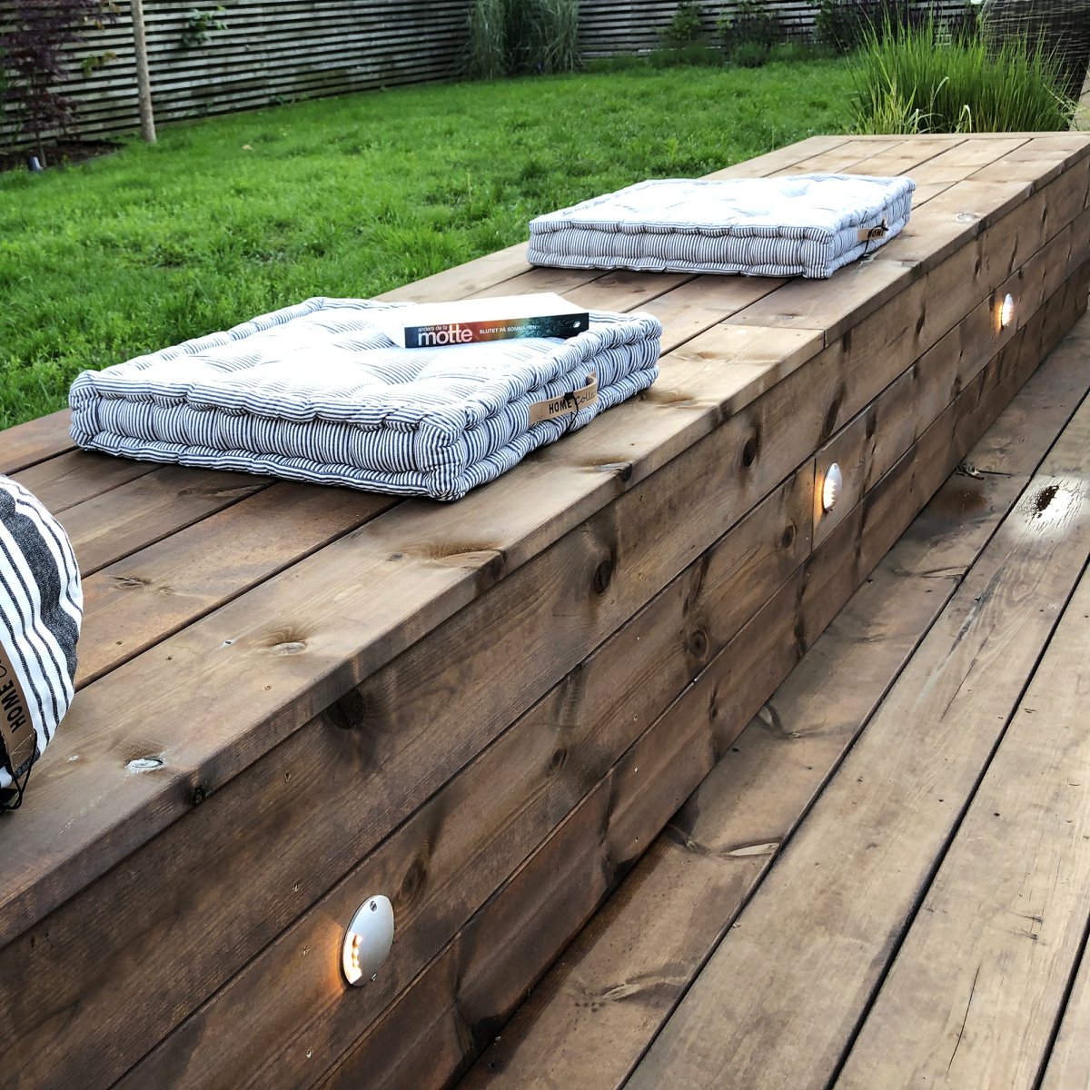 Zenit Duo 5 Hopea valmistajalta Lightson - Paketti sis&auml;lt&auml;&auml; viisi Zenit Duota, muuntajan ja 10 metrin haarakaapelin, jotta voit helposti koota kaiken.