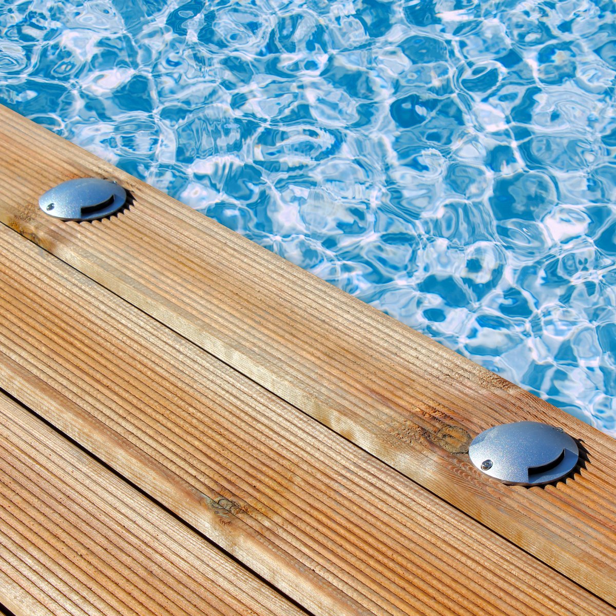 Zenit Duo 5 Hopea valmistajalta Lightson - Paketti sis&auml;lt&auml;&auml; viisi Zenit Duota, muuntajan ja 10 metrin haarakaapelin, jotta voit helposti koota kaiken.