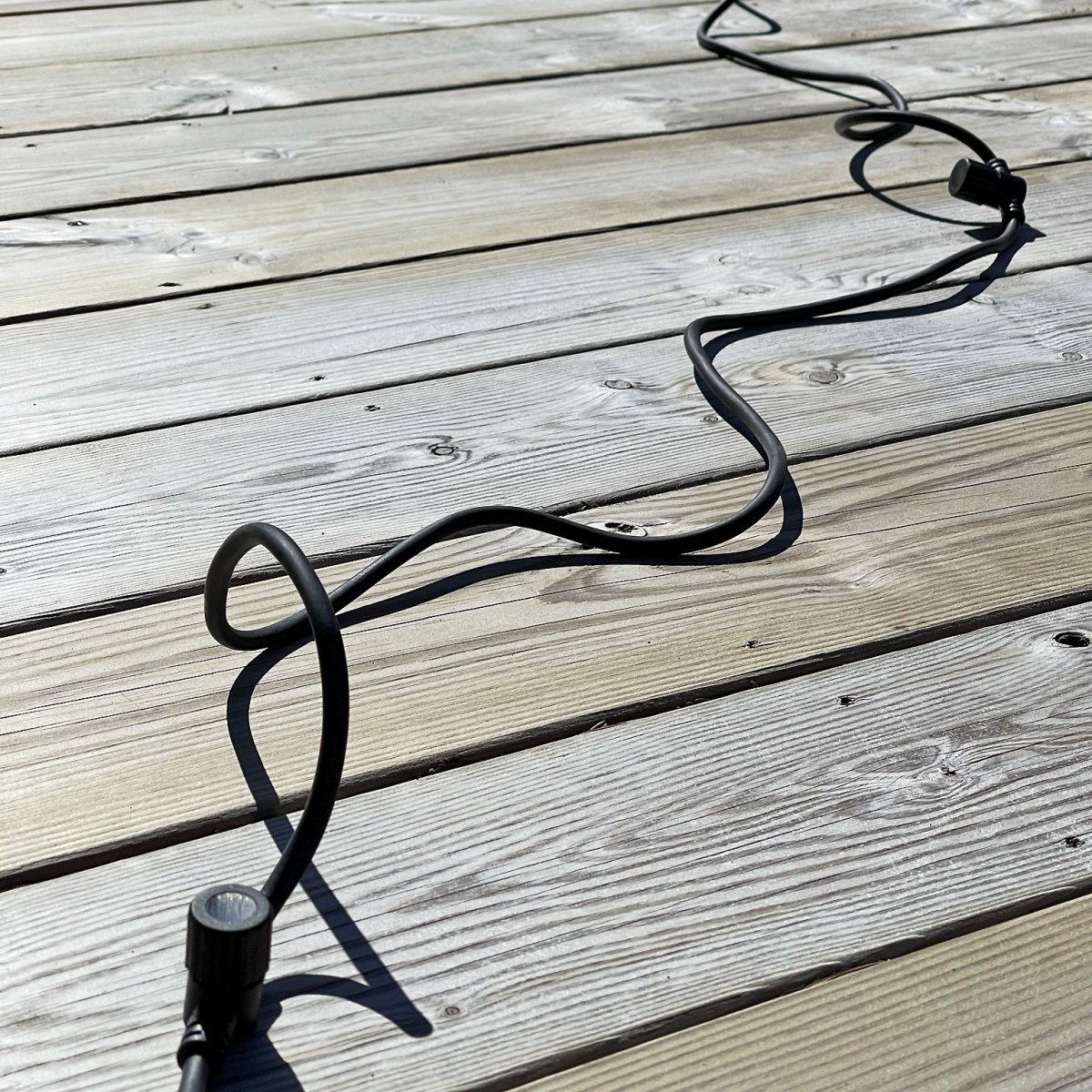 Haaroituskaapeli 5m Musta valmistajalta Lightson - Se on myös täydellinen, jos sinulla on jo valot, mutta haluat pystyä kytkemään valot esimerkiksi jouluun tai juhliin.