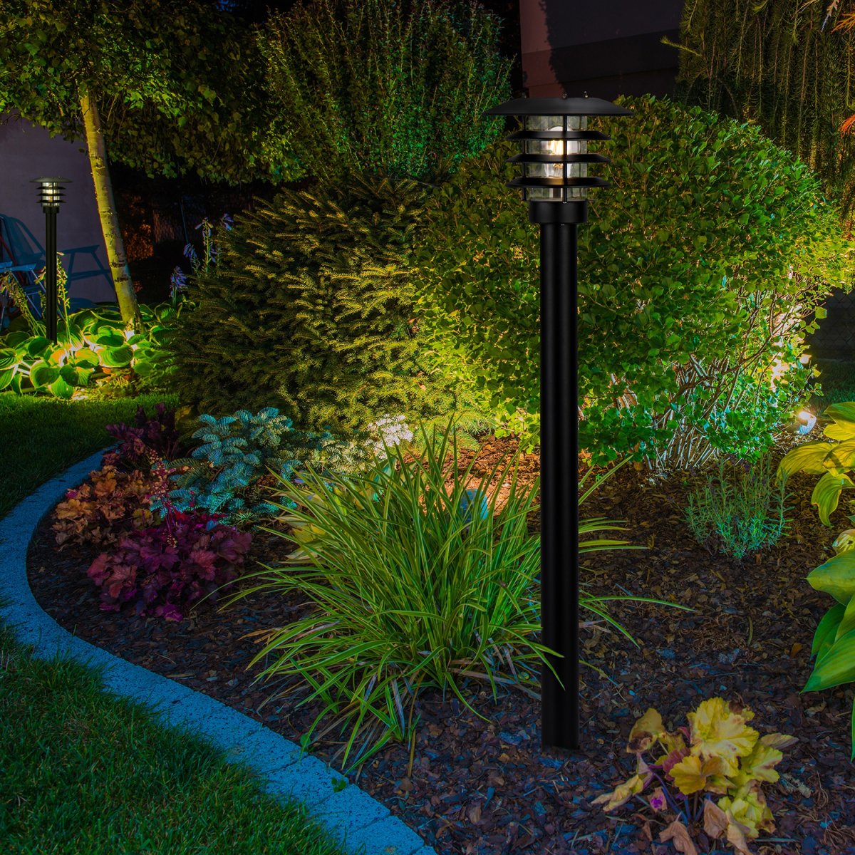 Saturnus Musta valmistajalta Lightson - Musta klassinen premium-pollari, joka luo rakennetta ja ohjaa valoa k&auml;yt&auml;ville, autotallin ajotielle tai sis&auml;&auml;nk&auml;ynnille.