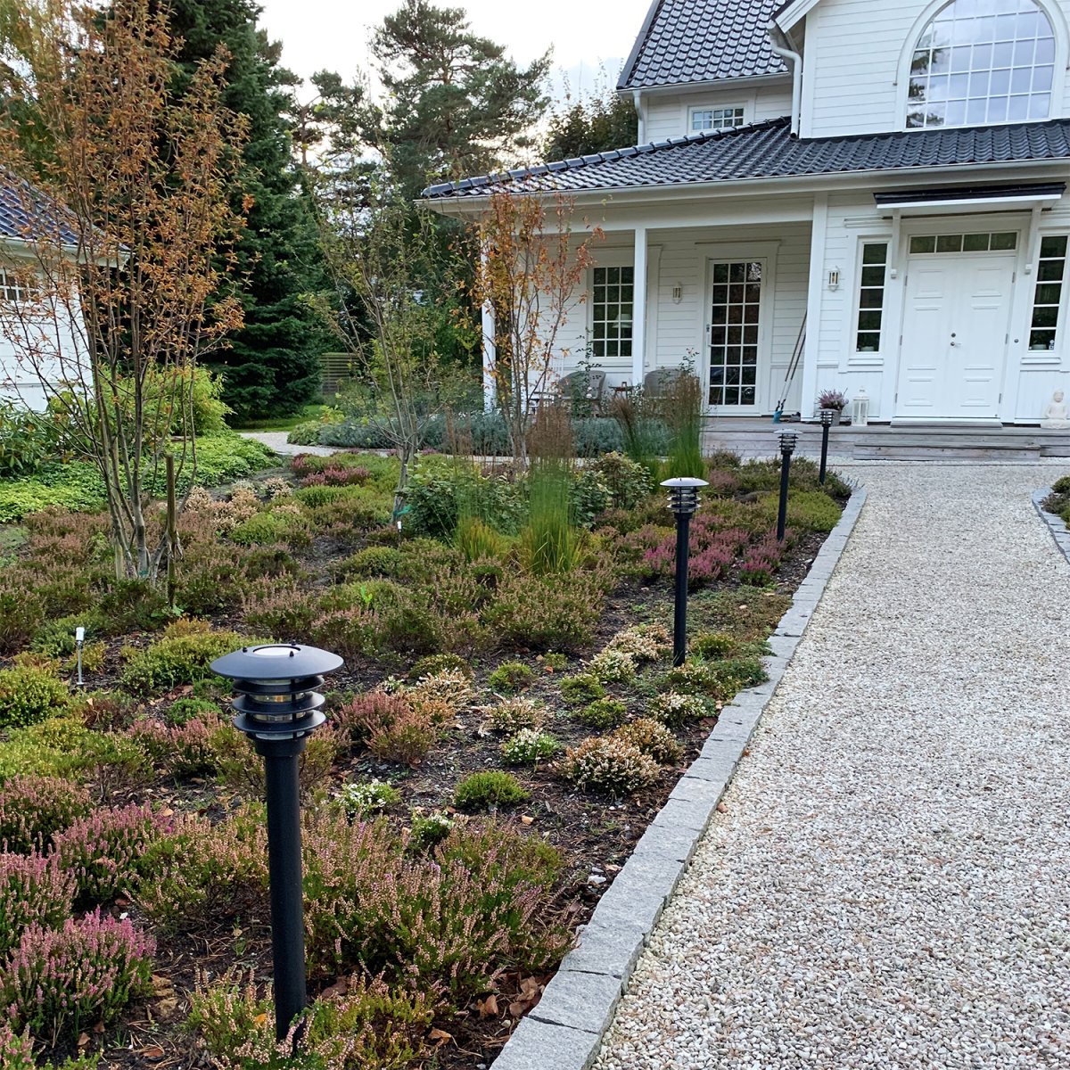 Saturnus Musta valmistajalta Lightson - Musta klassinen premium-pollari, joka luo rakennetta ja ohjaa valoa k&auml;yt&auml;ville, autotallin ajotielle tai sis&auml;&auml;nk&auml;ynnille.