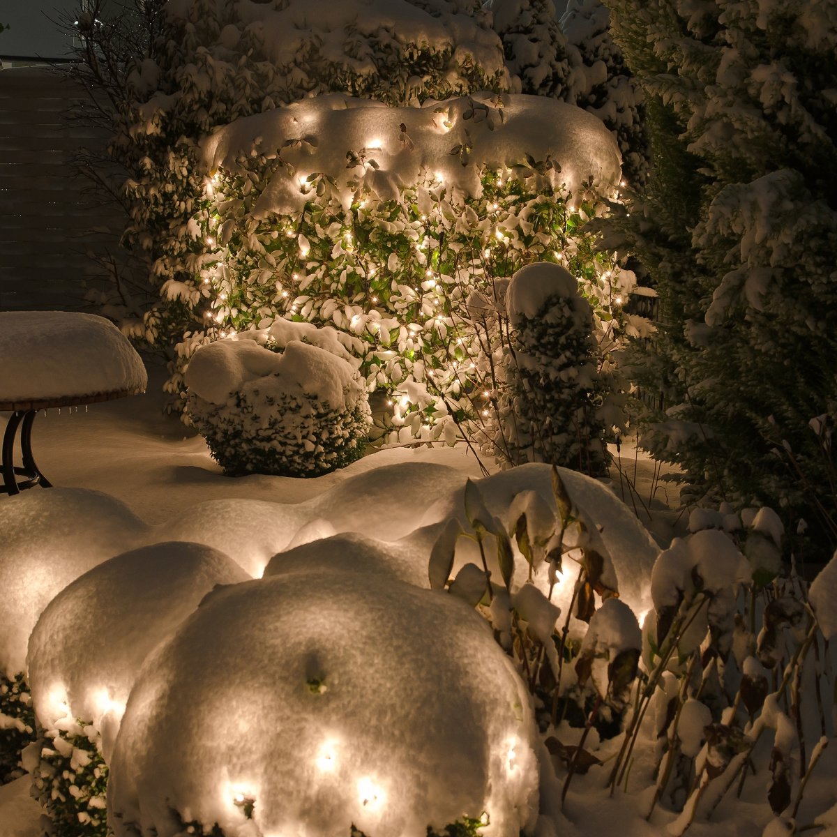 Net Tummanvihreä valmistajalta Lightson - Sis&auml;lt&auml;&auml;: lampun 2x1,5 metri&auml; (+3 metri&auml; kaapelia) ja AC/DC-muuntimen, joka on sijoitettu (ensimm&auml;isen) silmukan eteen.