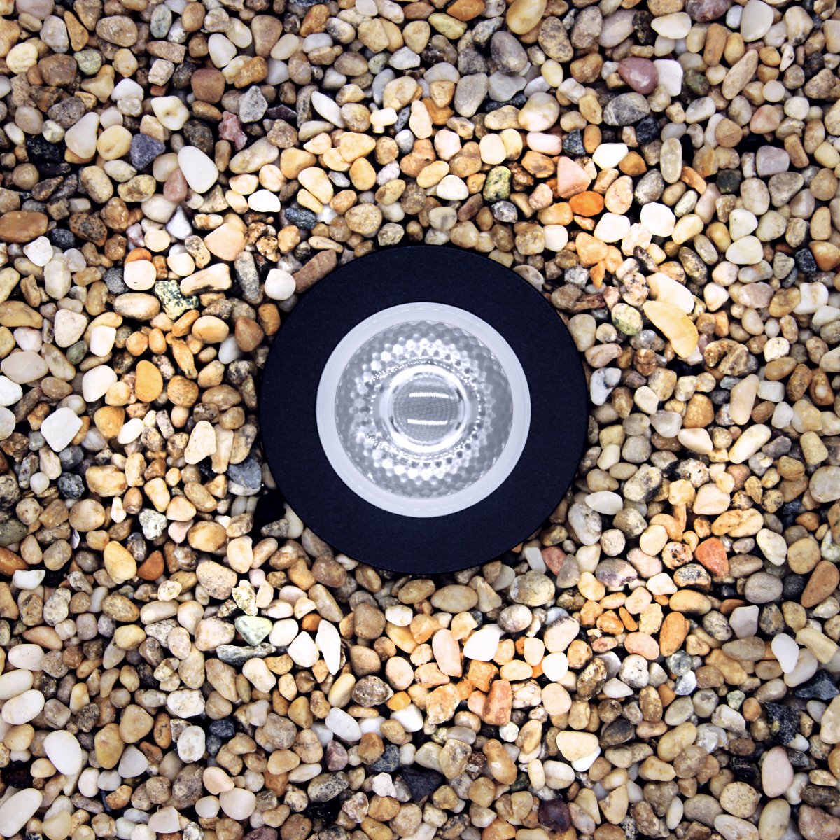 Capella Musta valmistajalta Lightson - Capellaa on mukava upottaa maahan vihreän pensasaidan tai julkisivun/seinän varrella, missä sitä voi usein olla vaikea valaista; hyvä ja tasainen tapa.