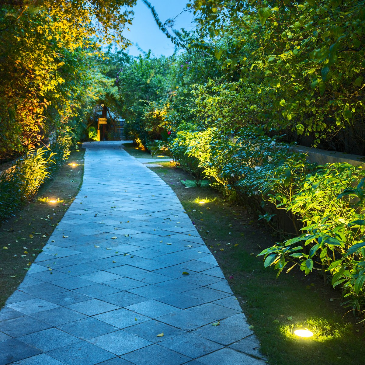 Capella Musta valmistajalta Lightson - Capellaa on mukava upottaa maahan vihreän pensasaidan tai julkisivun/seinän varrella, missä sitä voi usein olla vaikea valaista; hyvä ja tasainen tapa.