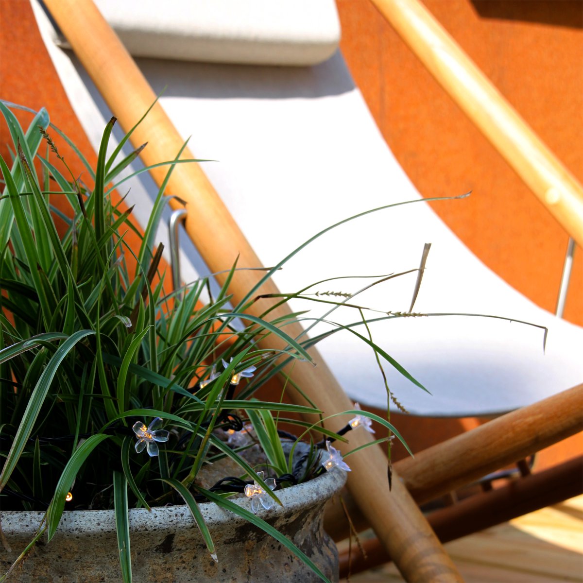 Bloom Musta valmistajalta Lightson - Bloom on osa Garden Plug &amp; Toista LightsOnista.