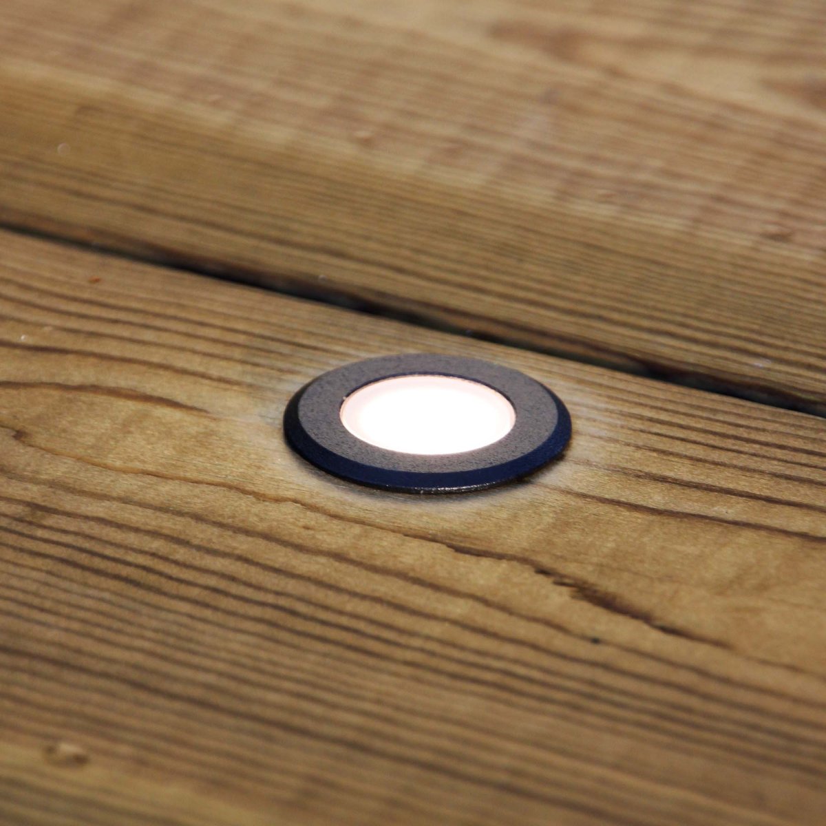 Orion 5 Musta valmistajalta Lightson - Orion on l&auml;hempi kattovalaisin asennettavaksi parvekkeelle tai kivisein&auml;&auml;n.