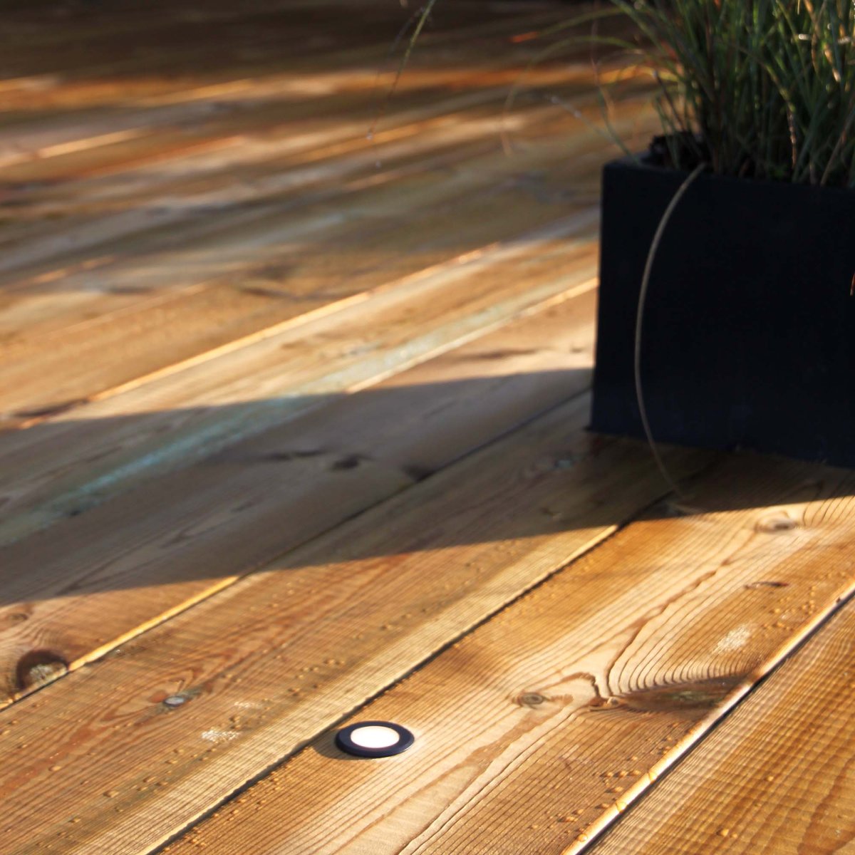 Orion 5 Musta valmistajalta Lightson - Orion on l&auml;hempi kattovalaisin asennettavaksi parvekkeelle tai kivisein&auml;&auml;n.