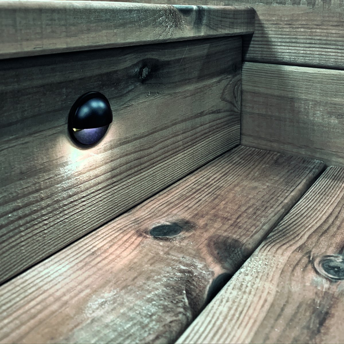 Aries 4 Musta valmistajalta Lightson - Se on pieni kuin kansivalo, mutta siin&auml; on "kulmainen" h&auml;mmennyksen v&auml;ltt&auml;miseksi.