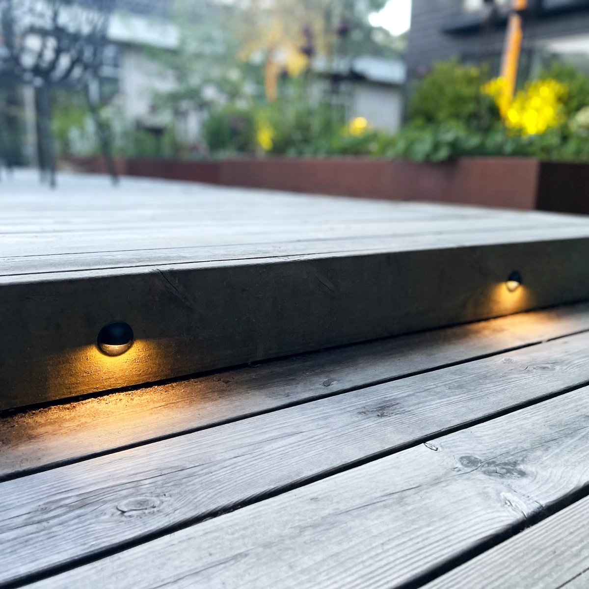 Aries 4 Musta valmistajalta Lightson - Se on pieni kuin kansivalo, mutta siin&auml; on "kulmainen" h&auml;mmennyksen v&auml;ltt&auml;miseksi.