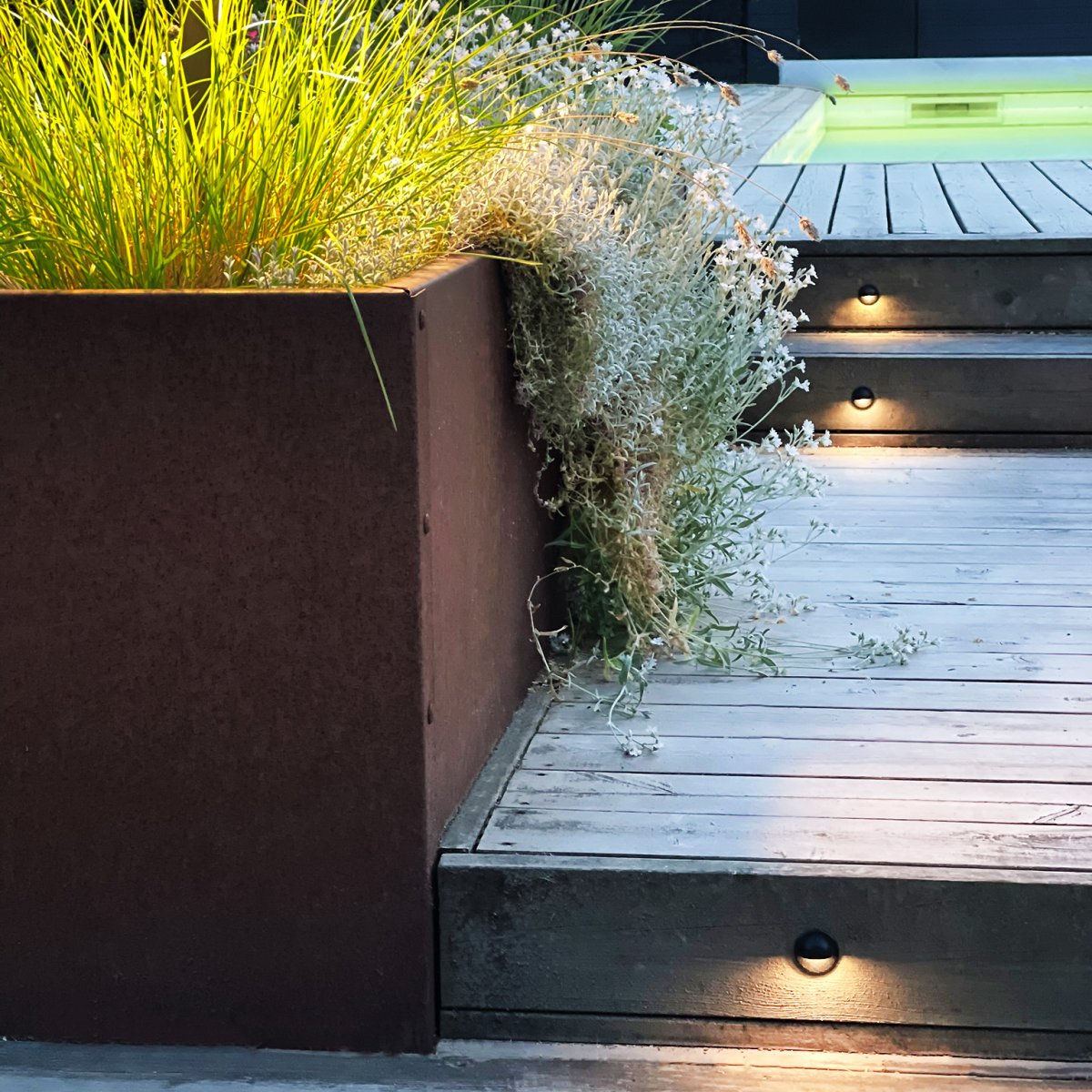 Aries 4 Musta valmistajalta Lightson - Se on pieni kuin kansivalo, mutta siin&auml; on "kulmainen" h&auml;mmennyksen v&auml;ltt&auml;miseksi.