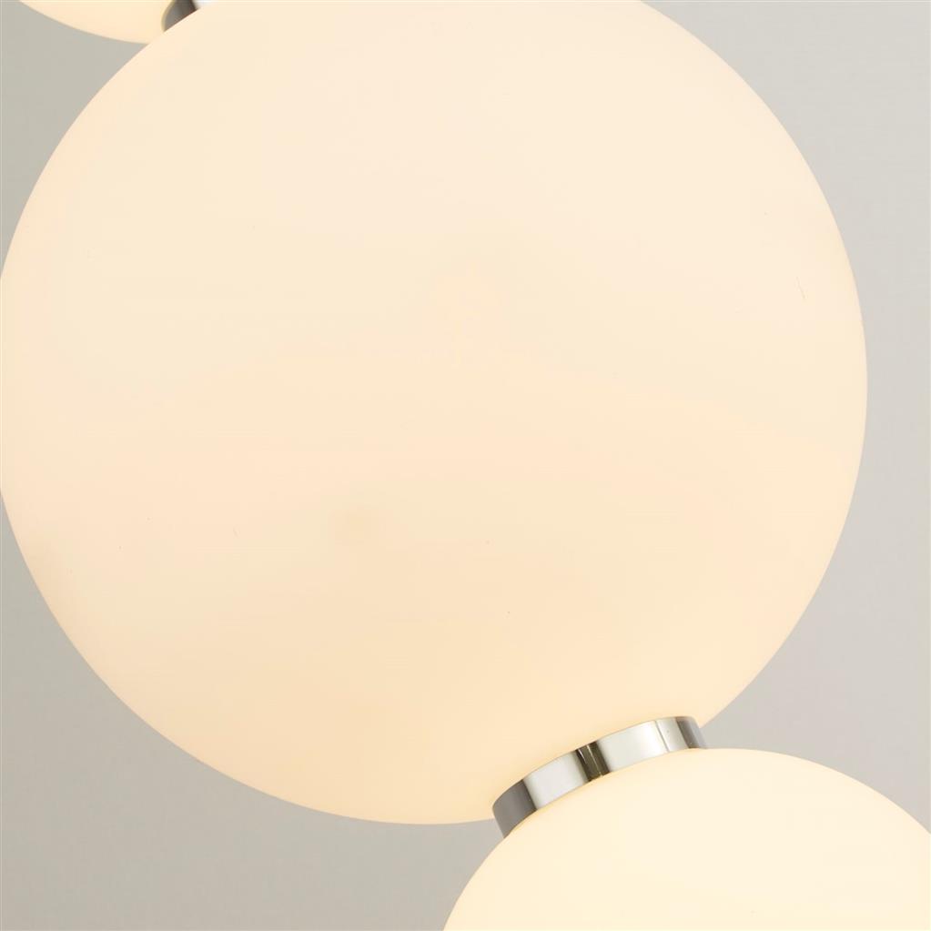 Snowball Ø18 Kromi kattovalaisin valmistajalta Searchlight - Snowball on riippuvalaisin, joka todella erottuu joukosta &ndash; Pyöreiden opaalilasivarjostimien ja ripauksen kromia ansiosta sillä on pehmeä, lähes kosketeltava ilme, jota monilta muilta valaisimilta puuttuu.