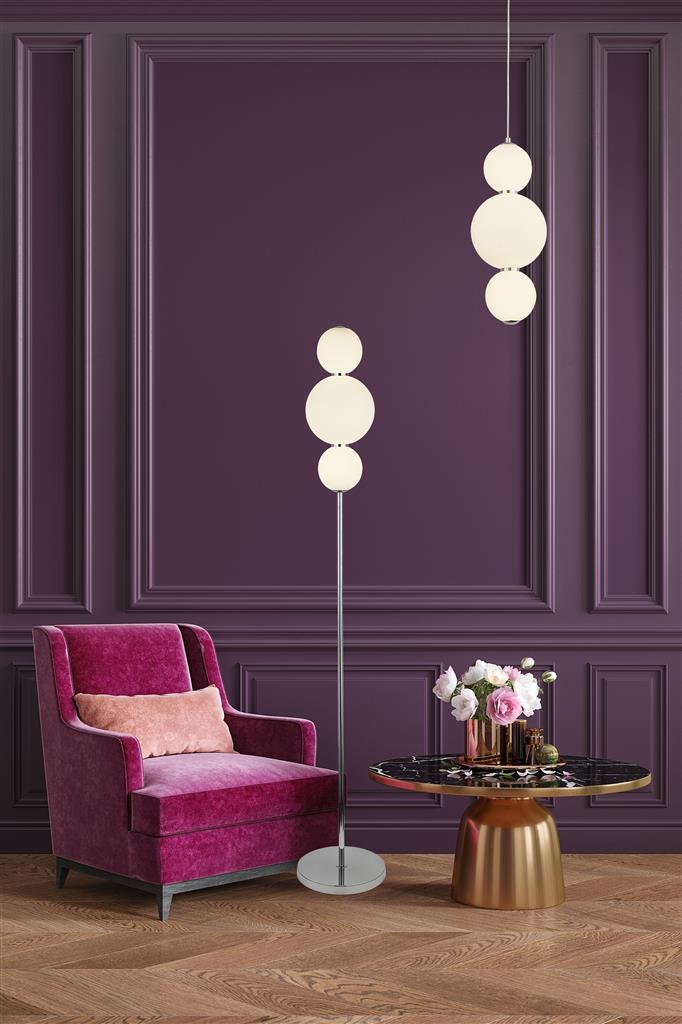 Snowball Ø18 Kromi kattovalaisin valmistajalta Searchlight - Snowball on riippuvalaisin, joka todella erottuu joukosta &ndash; Pyöreiden opaalilasivarjostimien ja ripauksen kromia ansiosta sillä on pehmeä, lähes kosketeltava ilme, jota monilta muilta valaisimilta puuttuu.