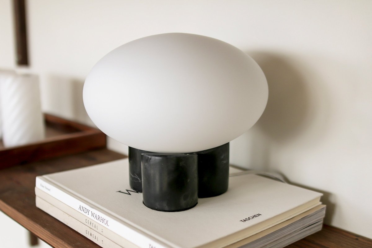 Mammut 18cm Musta pöytävalaisin valmistajalta Globen Lighting - Mammut on eksklusiivinen ja leikkis&auml; p&ouml;yt&auml;valaisin lyhyill&auml; jaloilla ja suurella lasikuvulla.